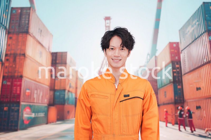 コンテナバースで働く港湾労働者の男性