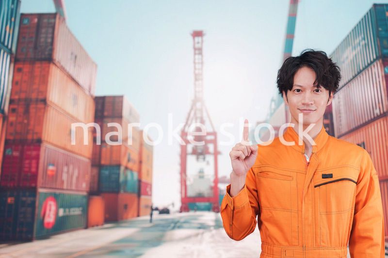 コンテナバースで働く港湾労働者の男性
