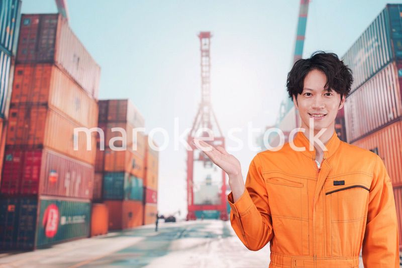 コンテナバースで働く港湾労働者の男性