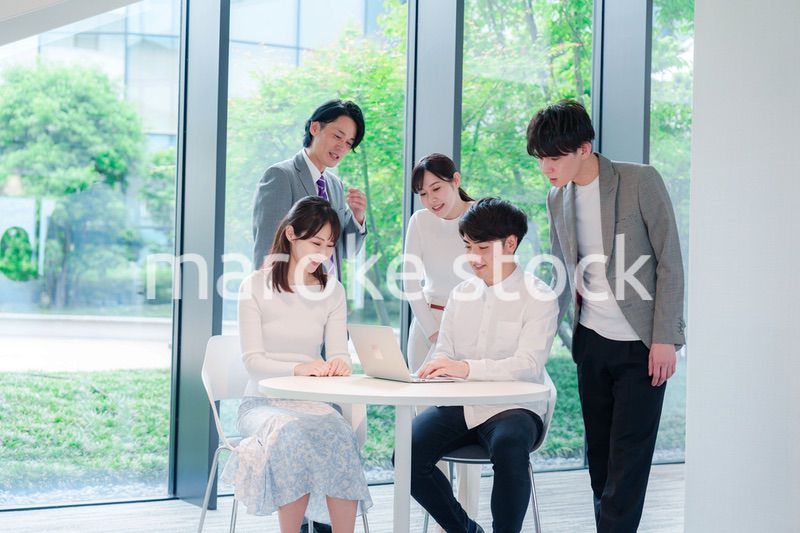 オフィスで打ち合わせをするビジネスパーソン