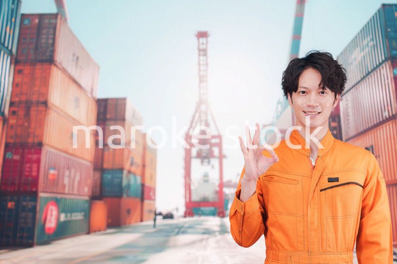 コンテナバースで働く港湾労働者の男性