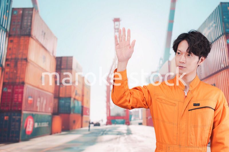 コンテナバースで働く港湾労働者の男性