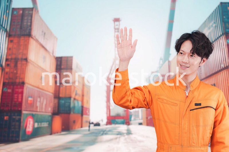 コンテナバースで働く港湾労働者の男性