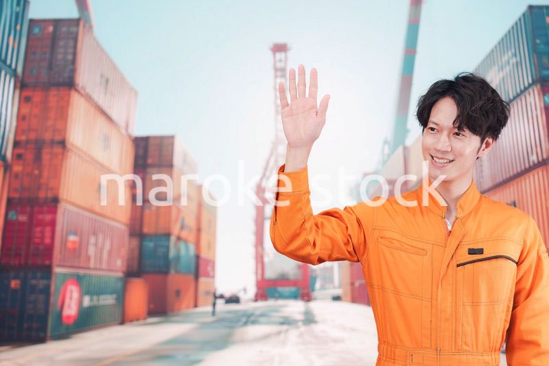 コンテナバースで働く港湾労働者の男性