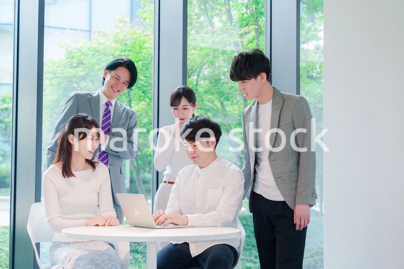 オフィスで打ち合わせをするビジネスパーソン