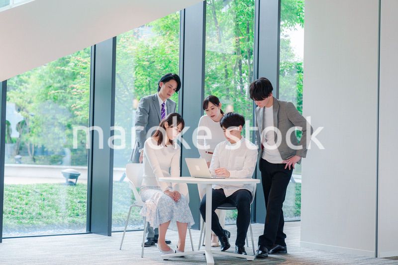 オフィスで打ち合わせをするビジネスパーソン