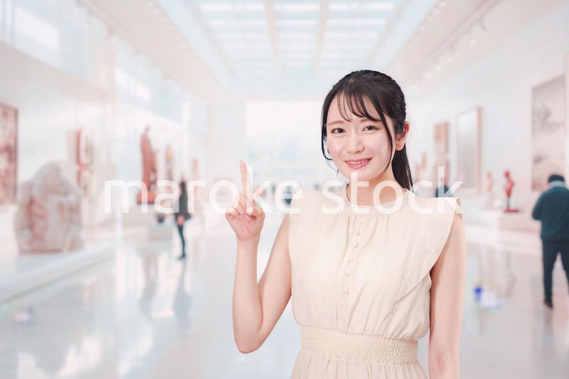 美術館・博物館で休日を過ごす若い女性
