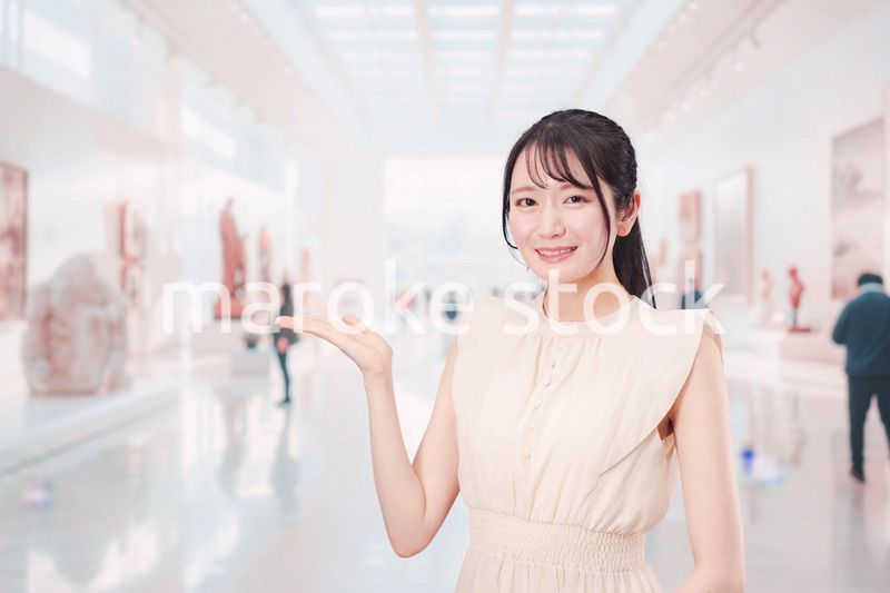 美術館・博物館で休日を過ごす若い女性