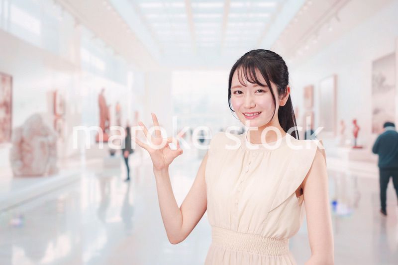 美術館・博物館で休日を過ごす若い女性