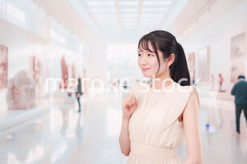 美術館・博物館で休日を過ごす若い女性