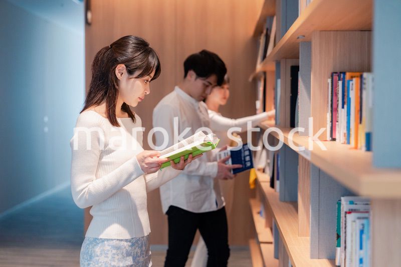 図書館で本を探す人々