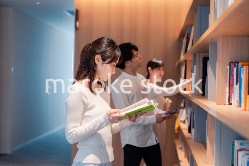 図書館で本を探す人々