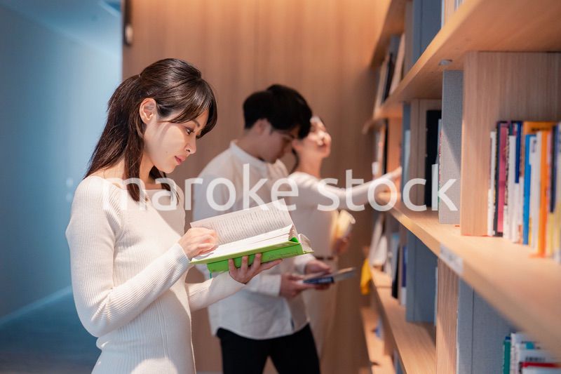 図書館で本を探す人々