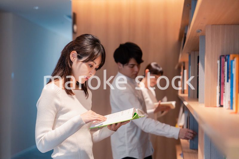 図書館で本を探す人々