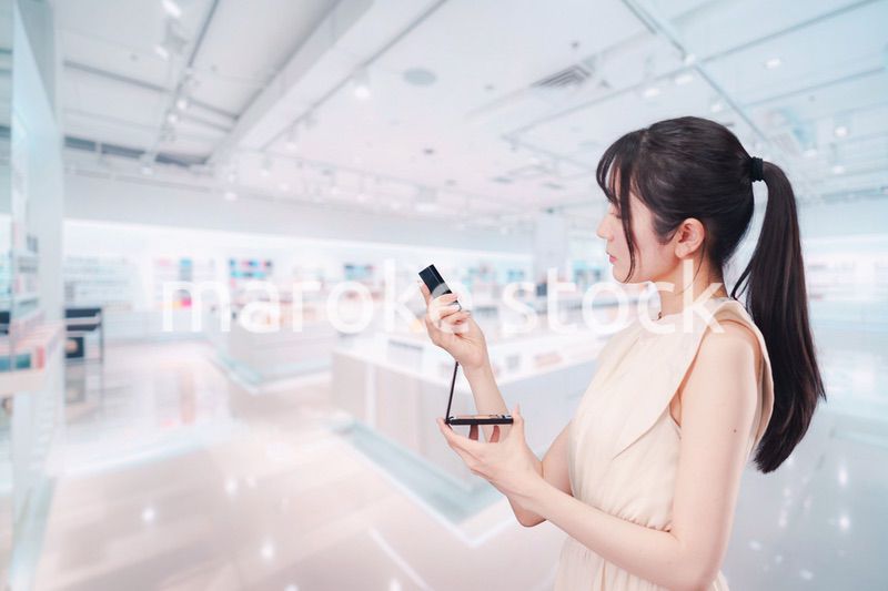 化粧品を購入する若い女性