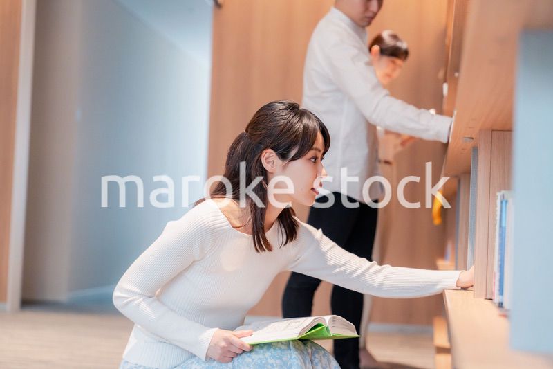 図書館で本を探す人々