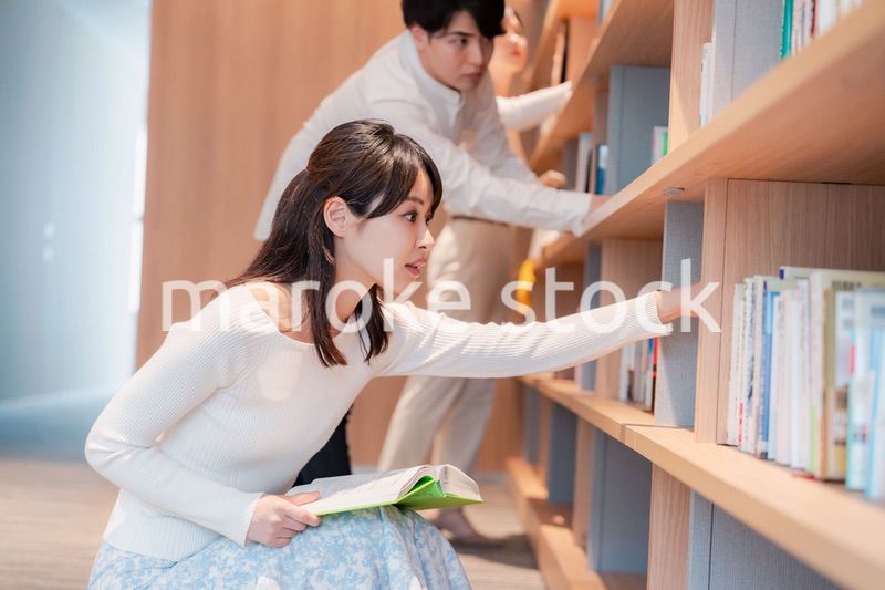 図書館で本を探す人々