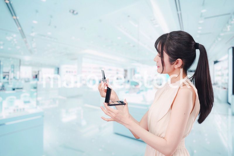 化粧品を購入する若い女性