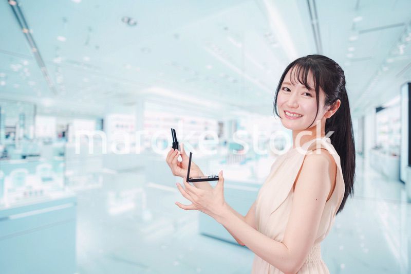 化粧品を購入する若い女性
