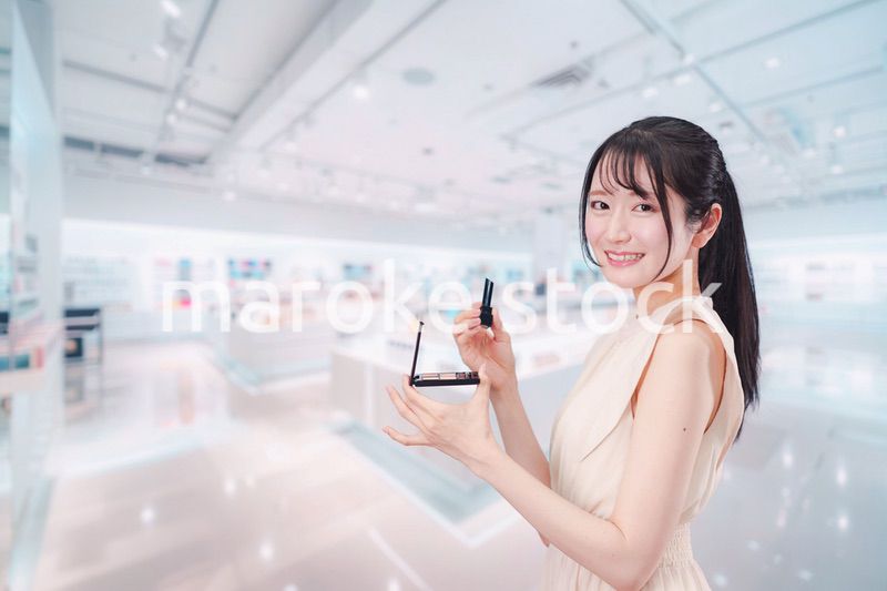 化粧品を購入する若い女性