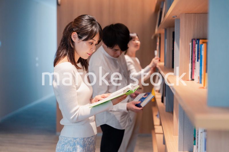 図書館で本を探す人々
