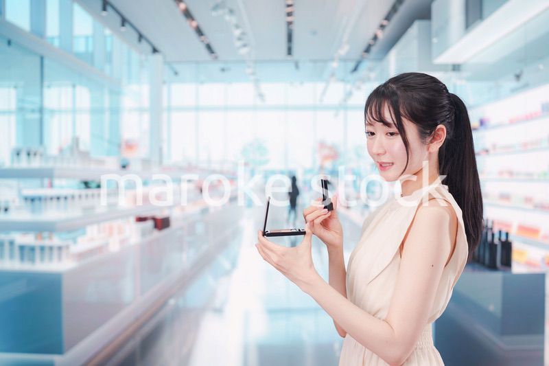 化粧品を購入する若い女性
