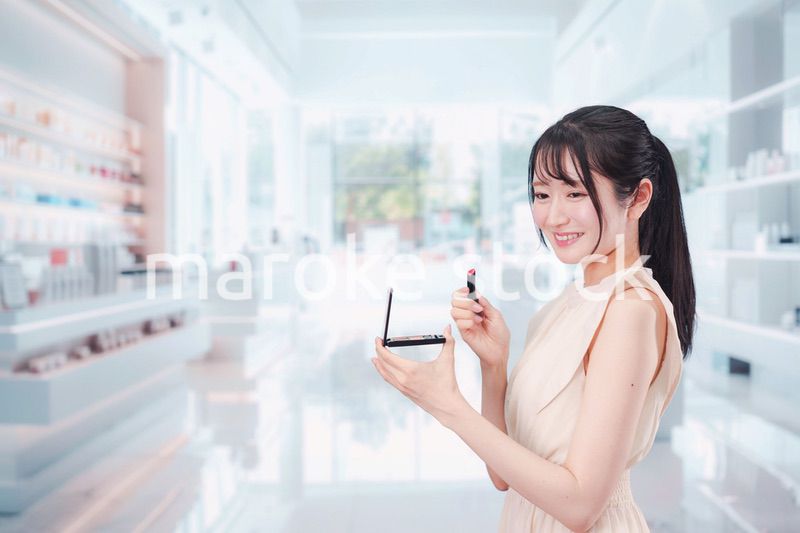 化粧品を購入する若い女性