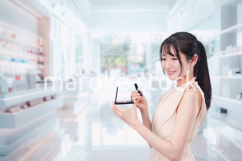 化粧品を購入する若い女性