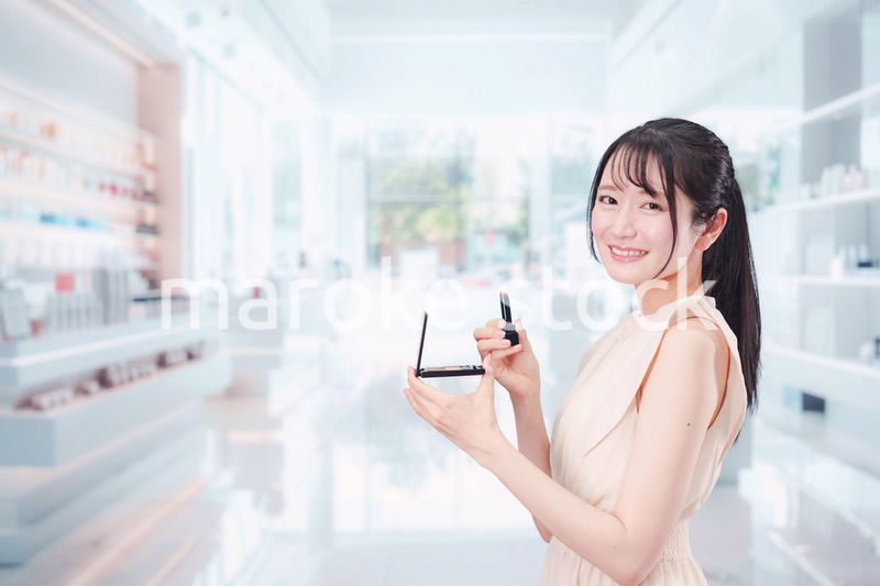 化粧品を購入する若い女性