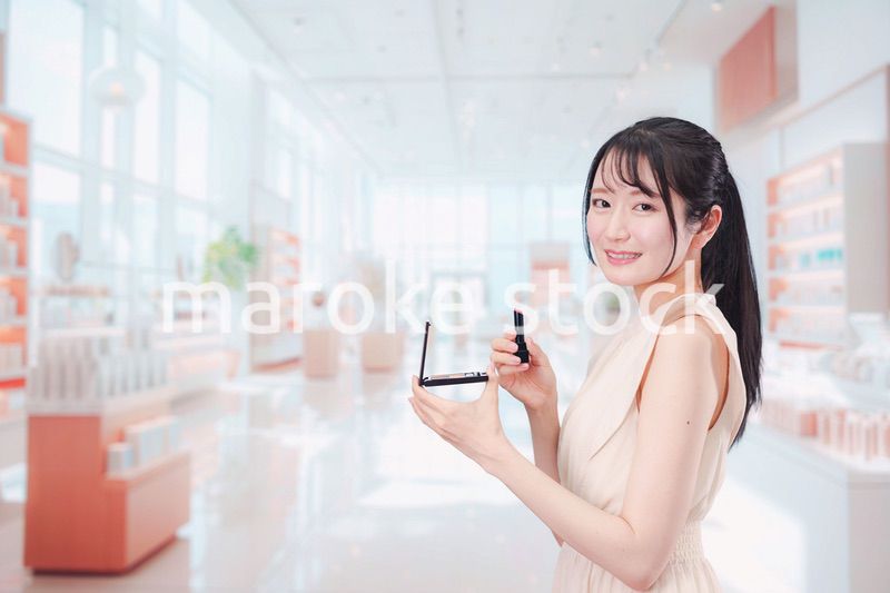 化粧品を購入する若い女性