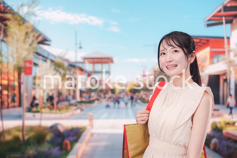 ショッピングモールで買い物をする若い女性