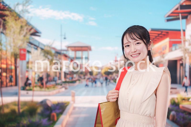 ショッピングモールで買い物をする若い女性