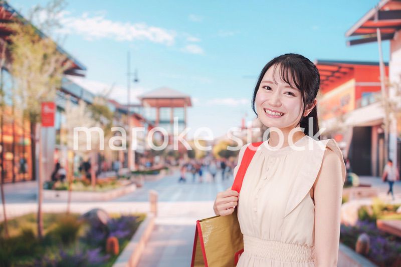 ショッピングモールで買い物をする若い女性