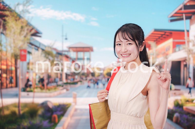 ショッピングモールで買い物をする若い女性