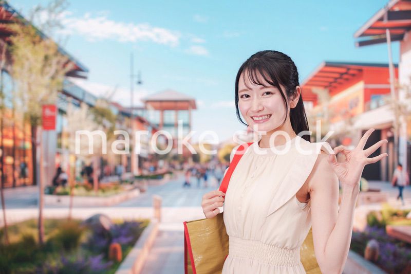 ショッピングモールで買い物をする若い女性