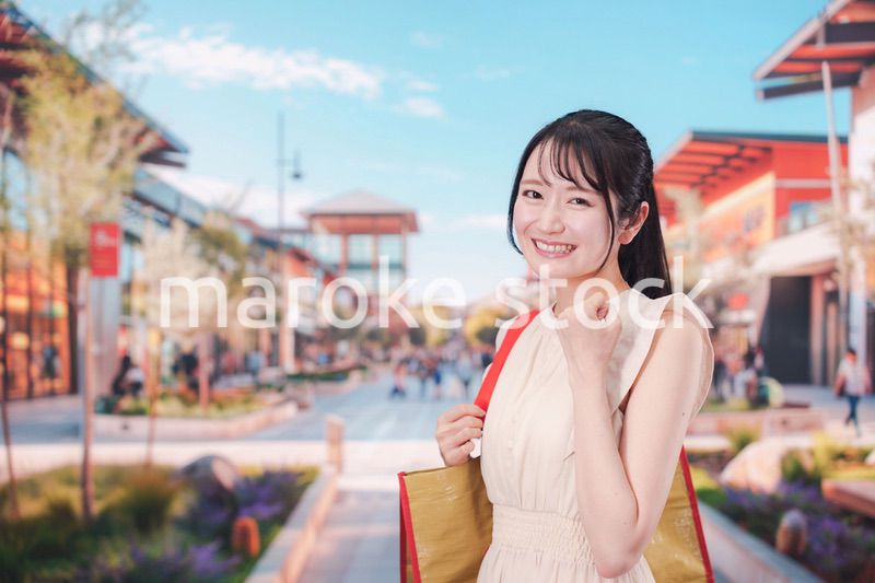 ショッピングモールで買い物をする若い女性