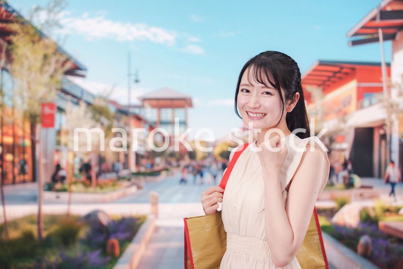 ショッピングモールで買い物をする若い女性