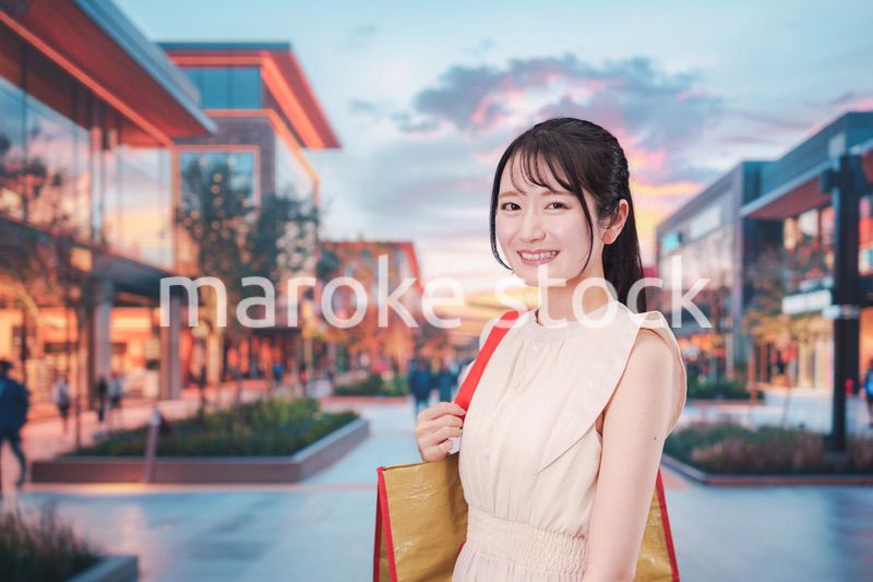 ショッピングモールで買い物をする若い女性