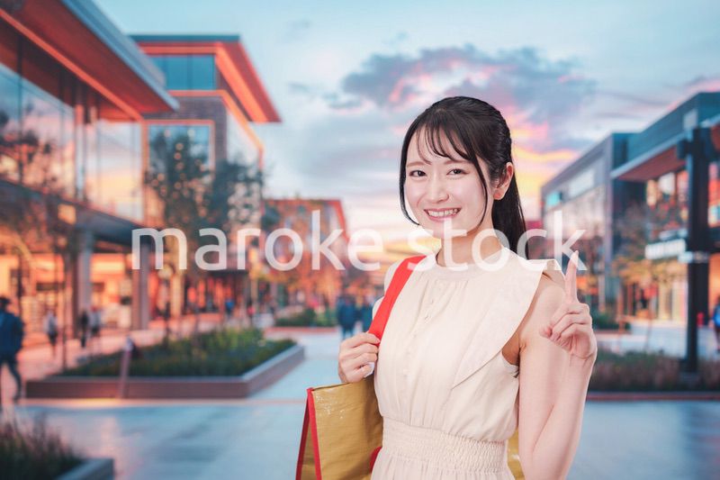 ショッピングモールで買い物をする若い女性