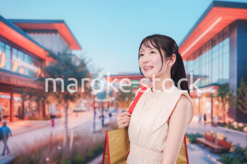 ショッピングモールで買い物をする若い女性