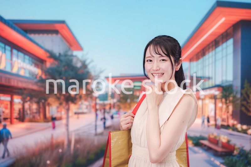 ショッピングモールで買い物をする若い女性