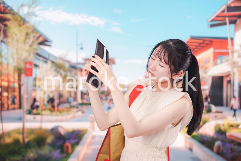 ショッピングモールでお金を使いすぎて金欠になった女性