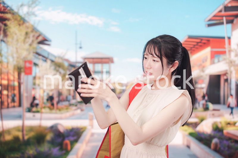 ショッピングモールでお金を使いすぎて金欠になった女性