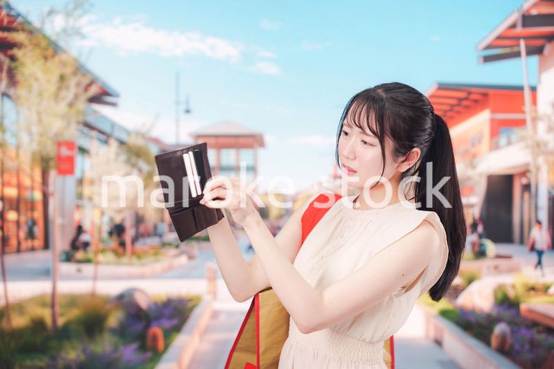 ショッピングモールでお金を使いすぎて金欠になった女性