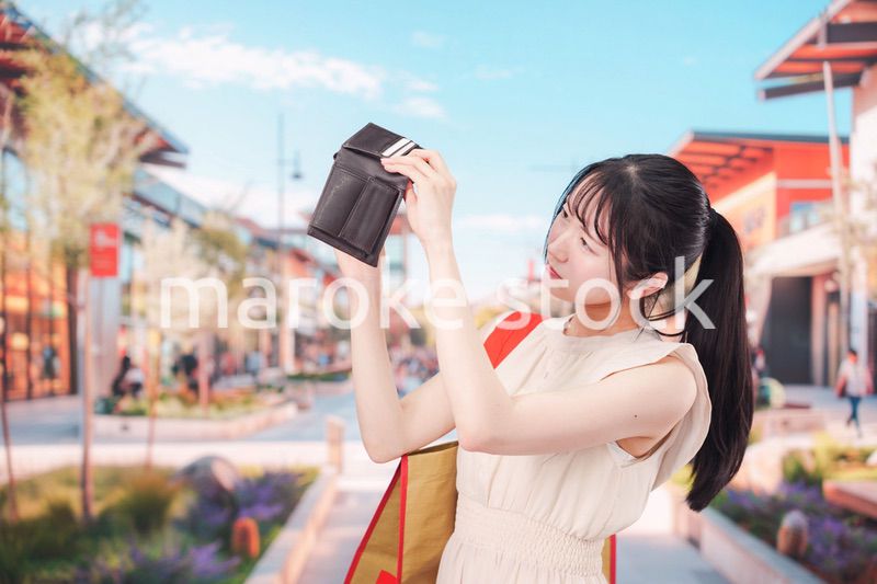 ショッピングモールでお金を使いすぎて金欠になった女性