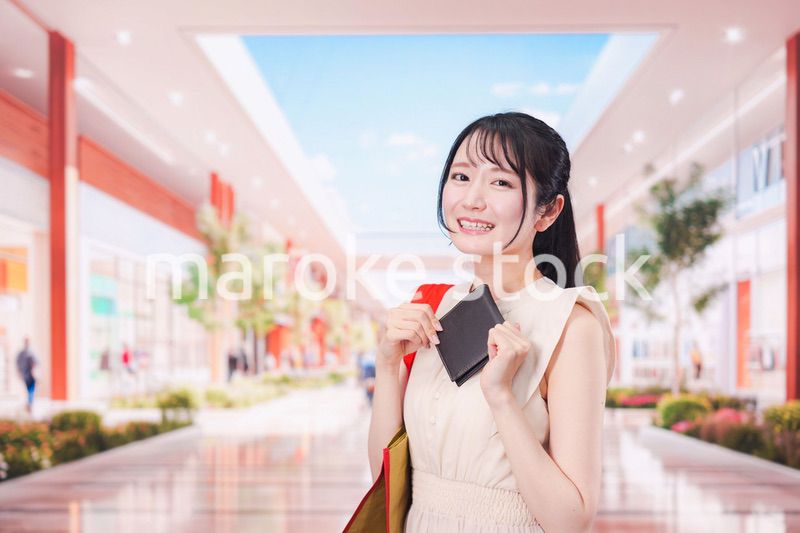 ショッピングモールで笑顔で買い物をする若い女性