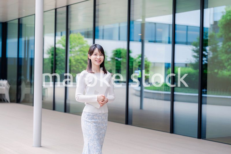 キャンパス内を歩く女子大学生