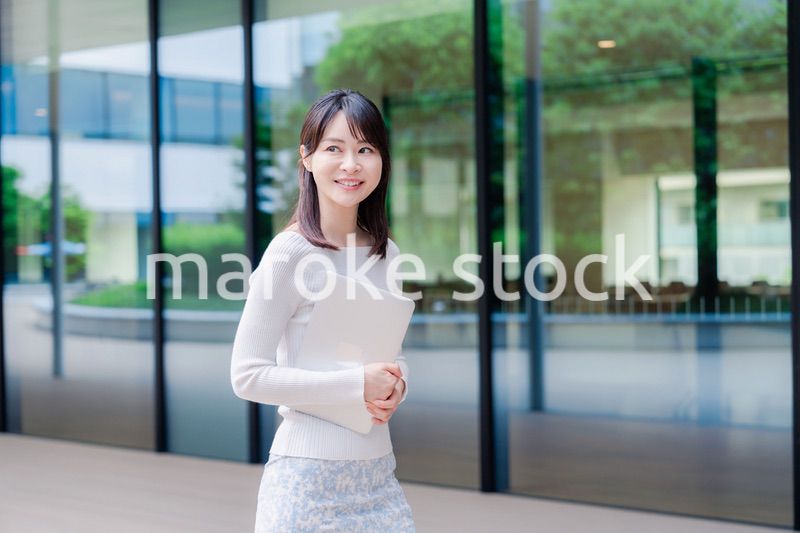 キャンパス内を歩く女子大学生