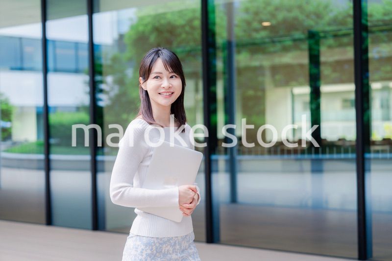 キャンパス内を歩く女子大学生