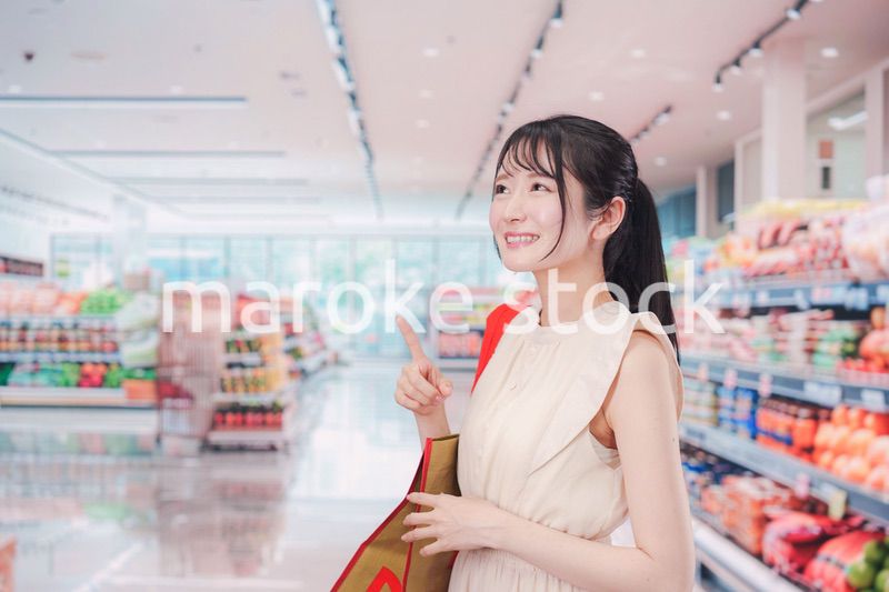 スーパーで買い物をする若い女性